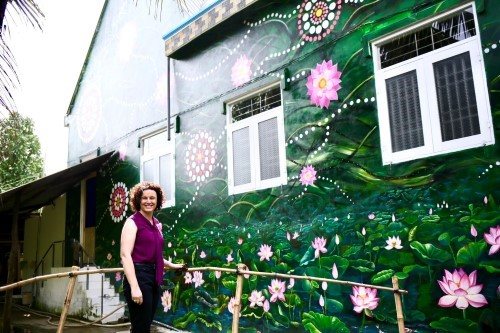  Bà Rebecca Bryant, Phó Đại sứ Australia tại Việt Nam chụp hình lưu niệm tại làng bích họa Australia – Việt Nam. Ảnh: Đại sứ quán Australia tại Việt Nam